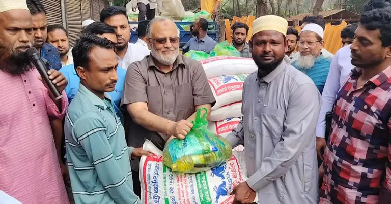 খাদ্য সামগ্রী বিতরণ করেছেন এমপি ডা. মোসলেহ উদ্দীন ফরিদ